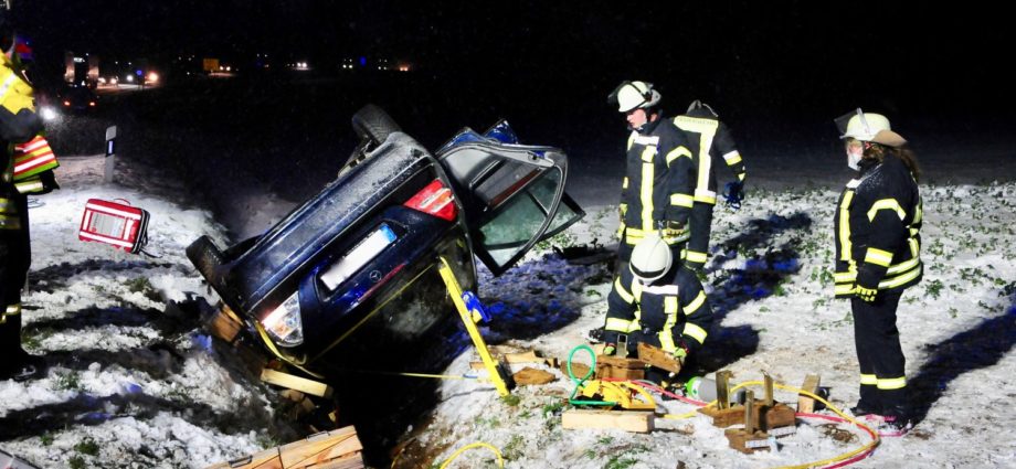 B3: PKW überschlägt sich auf verschneiter Fahrbahn bei Gilserberg
