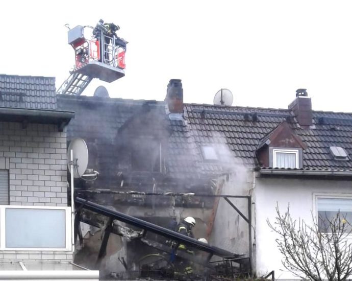 KS: Balkonbrand greift auf Dachstuhl über
