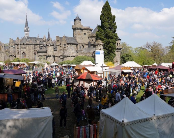 Mittelaltermarkt vor der Löwenburg in Kassel