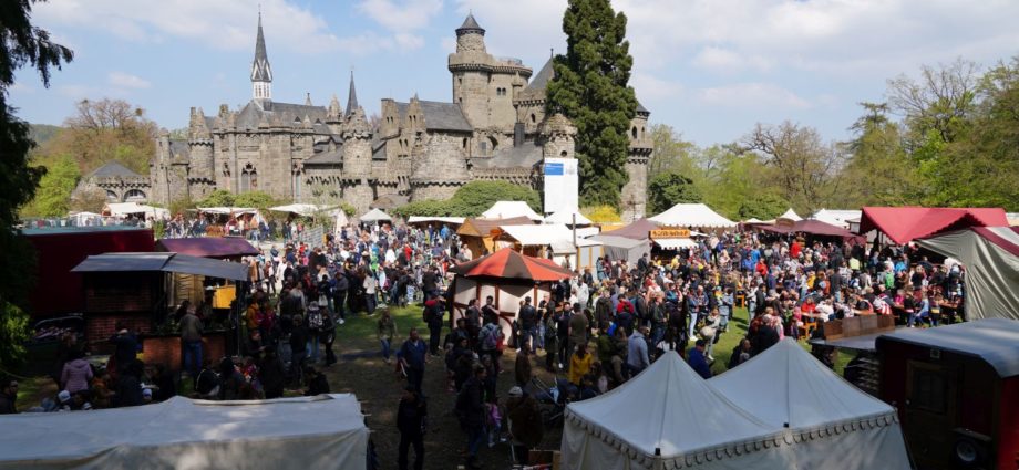 Mittelaltermarkt vor der Löwenburg in Kassel
