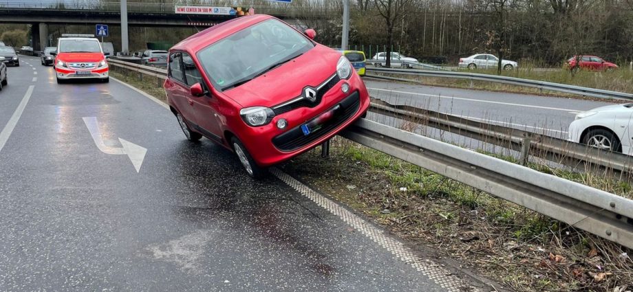 KS: Verkehrschaos an der A49 Auffahrt nach Unfall