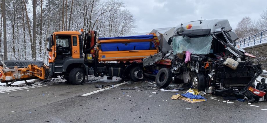 Osthessen: Sattelzug auf Winterdienst aufgefahren