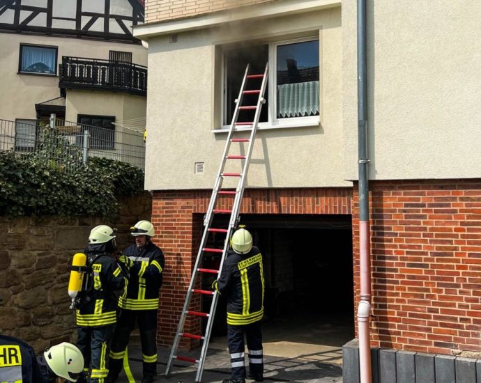 Brand in Wohnung – Jugendfeuerwehrmitglied alarmiert Einsatzkräfte