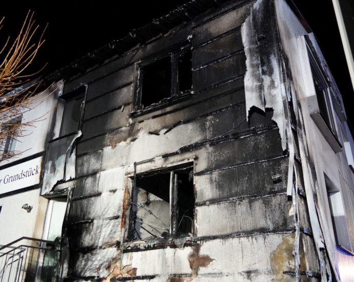 Sperrmüll-Brand greift auf Gebäude in Niestetal über