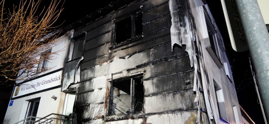 Sperrmüll-Brand greift auf Gebäude in Niestetal über