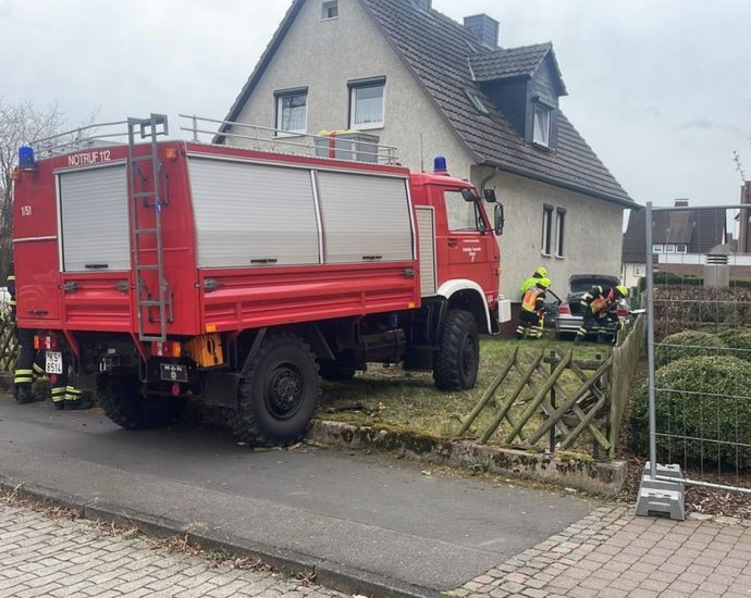 Fahrfehler – Auto kommt in Vellmar an Hauswand zum Stehen