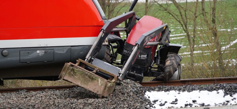 Waldeck Frankenberg: Zug kollidiert mit Traktor – Fahrer tödlich verletzt