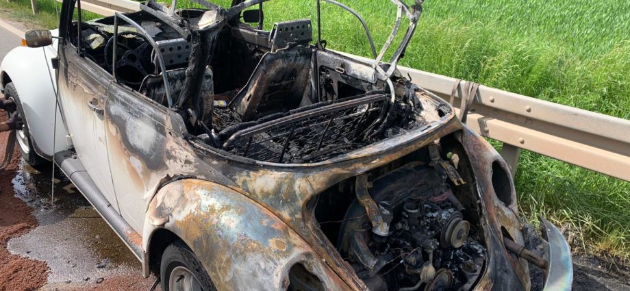 VW Käfer brannte auf B251 bei Dörnberg