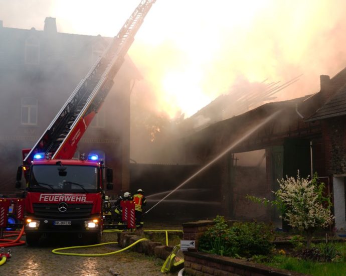 Borken: Scheune brennt nach Blitzeinschlag in Gombeth (VIDEO)