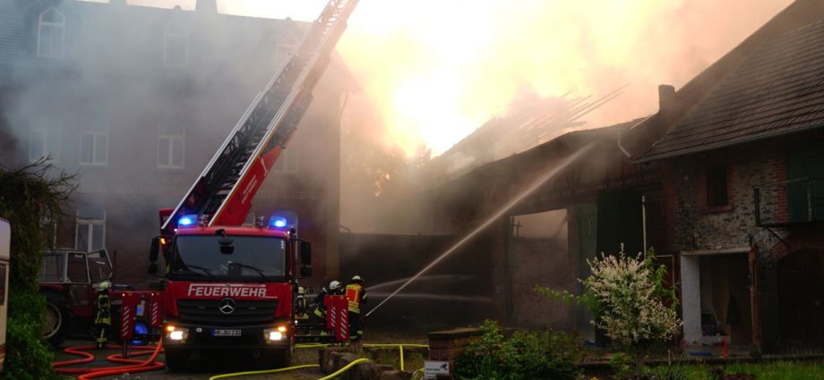 Borken: Scheune brennt nach Blitzeinschlag in Gombeth (VIDEO)