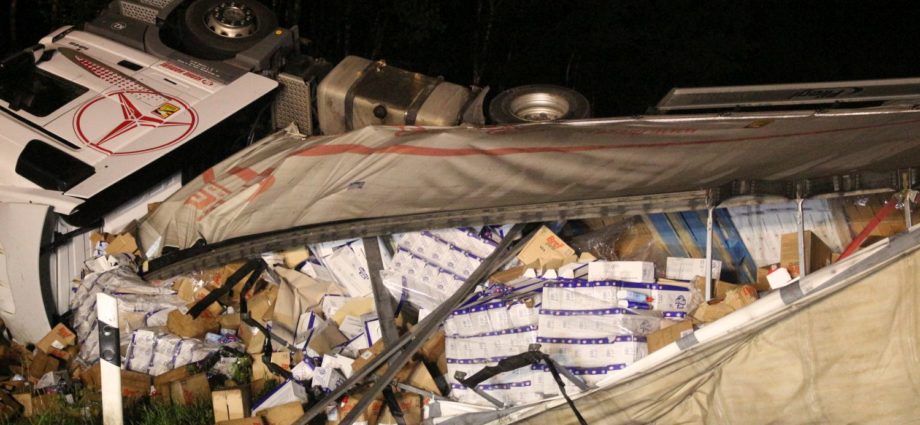 LKW kippt nach Unwetter um – Reinigungsmittel auf A7 verteilt