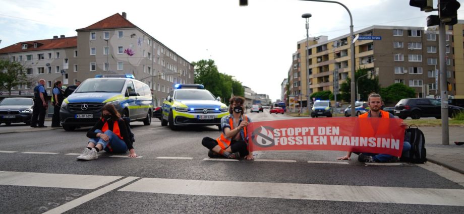 Kassel: Klimaaktivisten kleben sich auf Holländische Straße fest (VIDEO)