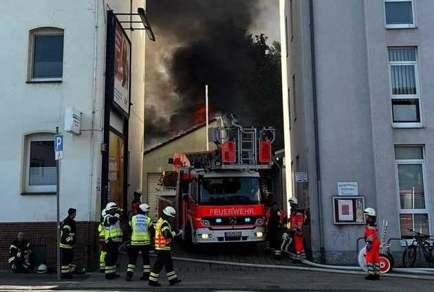 KS: Großbrand in Wehlheiden – Über 100 Einsatzkräfte im Einsatz
