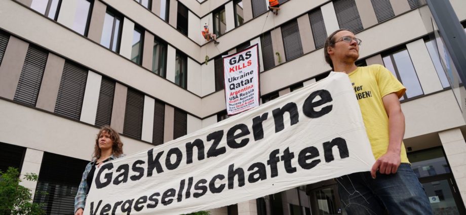 Kassel: Abseilaktion bei Gasunternehm Wingas (VIDEO)