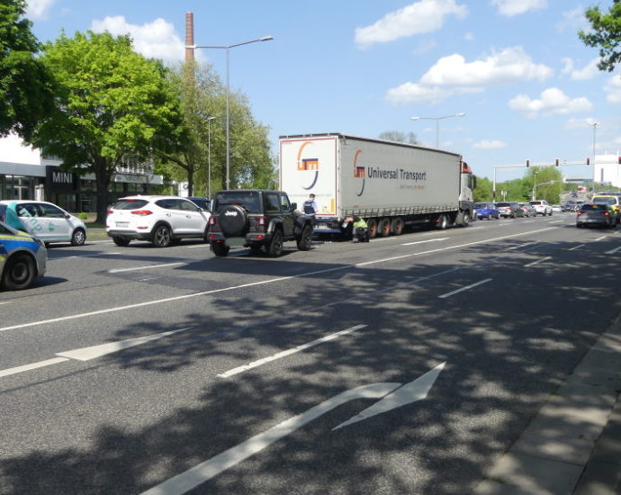 KS: Auf LKW aufgefahren – Stau auf der Dresdener Straße