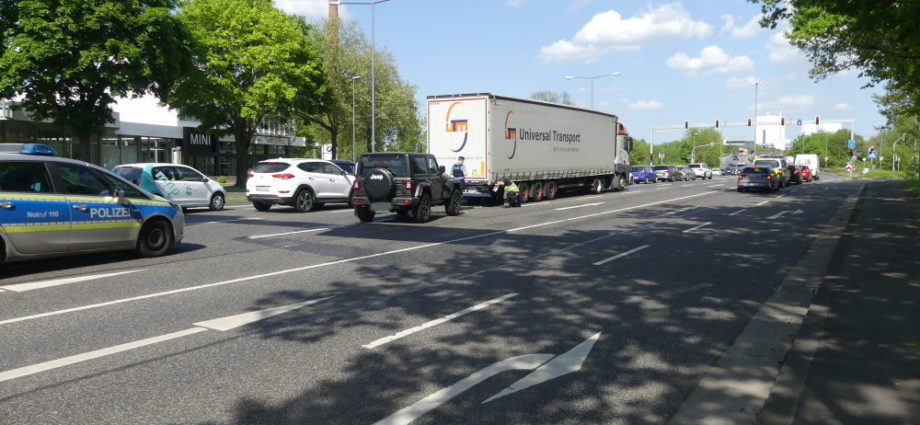 KS: Auf LKW aufgefahren – Stau auf der Dresdener Straße