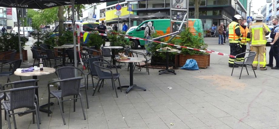 Kassel: PKW rollt in Gaststätten Außenbereich – 17 Jährige lebensgefährlich verletzt