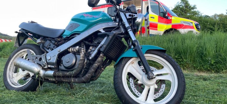 Motorradfahrer kommt von der Straße ab