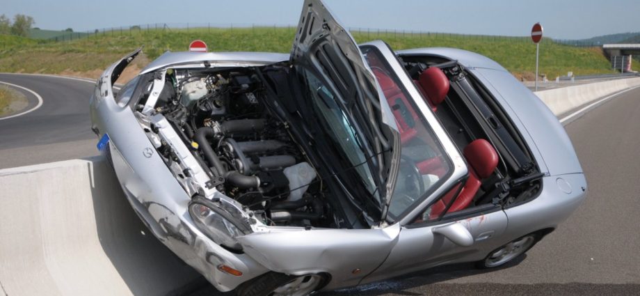 A49 bei Neuental – Senior kracht in Schutzplanken