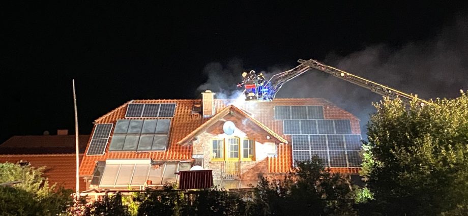 Wohnhausbrand in Laudenbach – Feuerwehr stundenlang im Einsatz (VIDEO)