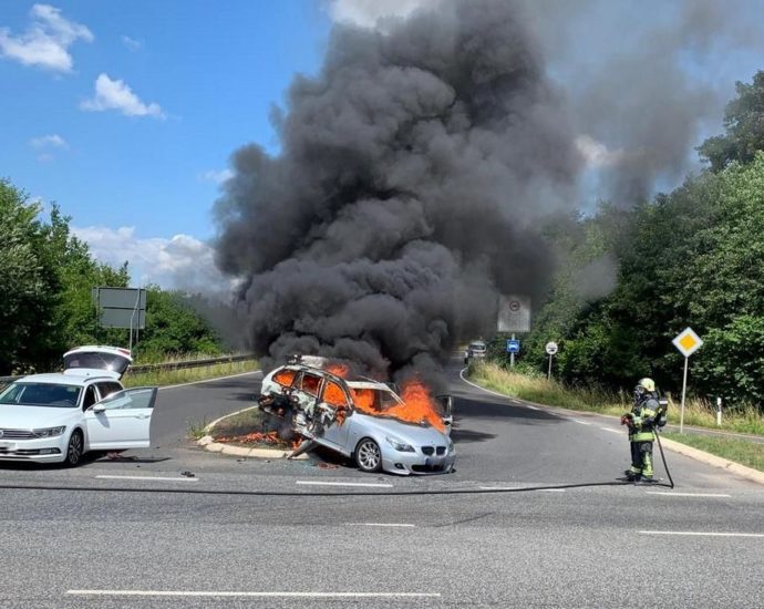 Kaufungen: PKW nach Unfall in Vollbrand – Zwei Verletzte