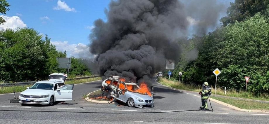 Kaufungen: PKW nach Unfall in Vollbrand – Zwei Verletzte