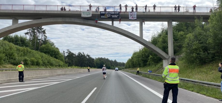 Osthessen: Abseilaktion auf A4 – Vollsperrung
