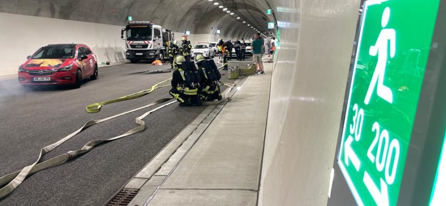 150 Einsatzkräfte bei A49 Tunnel-Übung (VIDEO)