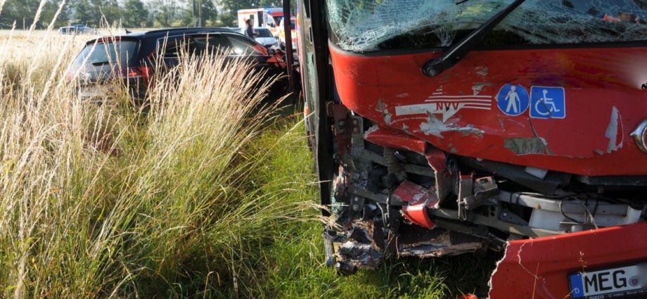 PKW frontal in Linienbus – Drei Verletzte bei Wabern