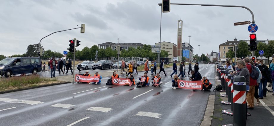 KS: Klimaaktivisten kleben sich erneut auf die Straße