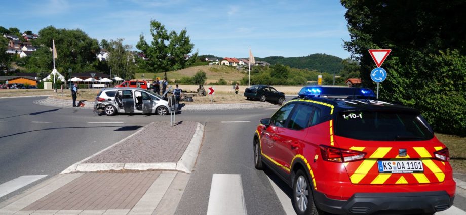Ahnatal – Sieben Verletzte nach Unfall im Kreisel