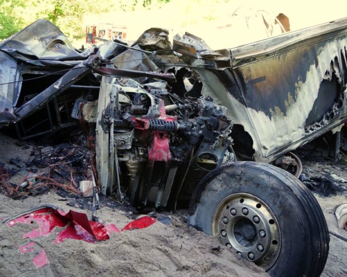 Schutzengel! Fahrer überlebt LKW-Unfall mit Brandfolge auf A44 (VIDEO)