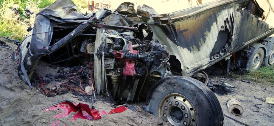 Schutzengel! Fahrer überlebt LKW-Unfall mit Brandfolge auf A44 (VIDEO)