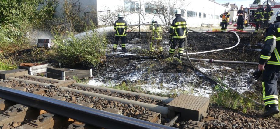 Defekte Zugbremse? – Böschungsbrand an Bahnstrecke in Fuldatal