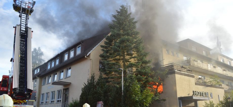 Hotelbrand und Wohnhausbrand – Großeinsatz in Hessisch Lichtenau