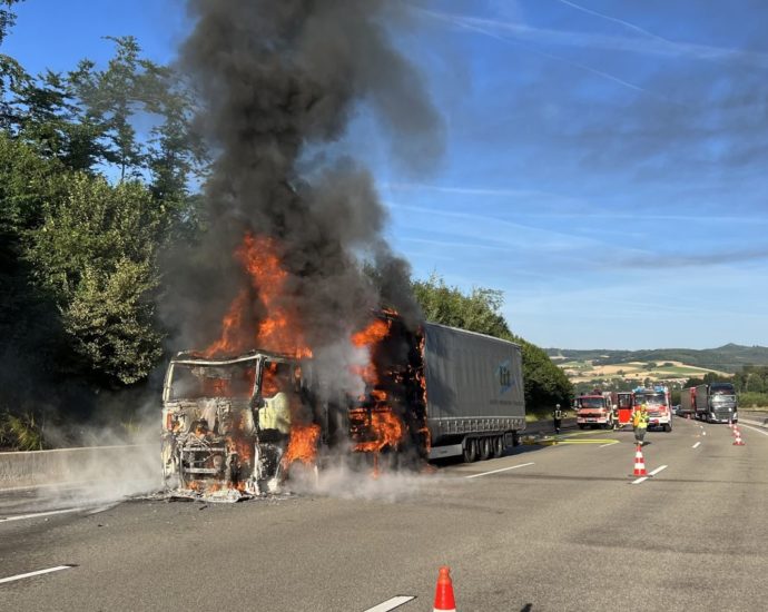 LKW mit Elektromotoren auf A4 ausgebrannt
