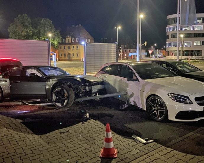 KS: Mutmaßliches Autorennen endet am Autohaus mit Unfall
