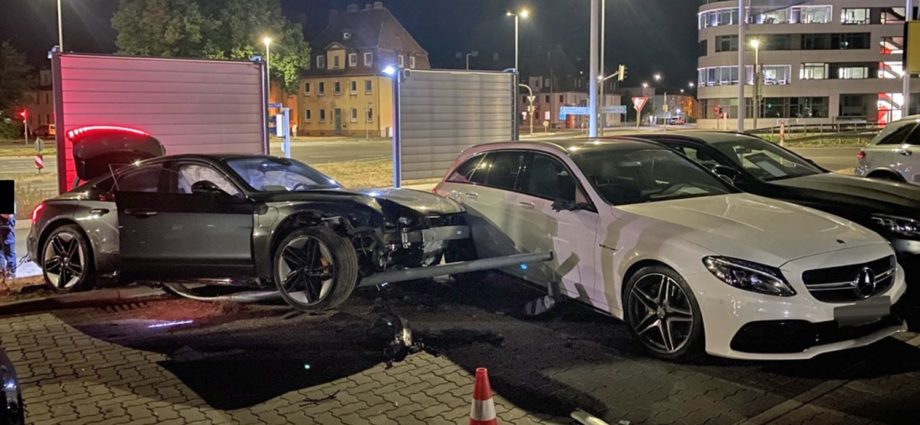 KS: Mutmaßliches Autorennen endet am Autohaus mit Unfall