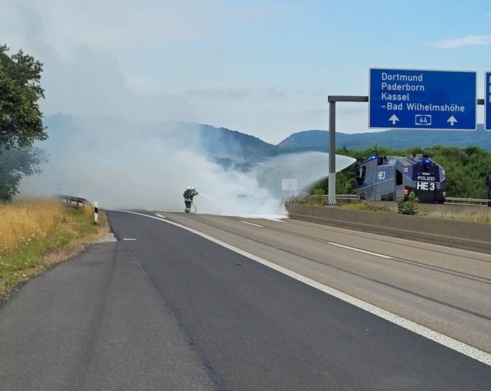 PKW brannte auf A44 – Polizei-Wasserwerfer unterstützte die Löscharbeiten