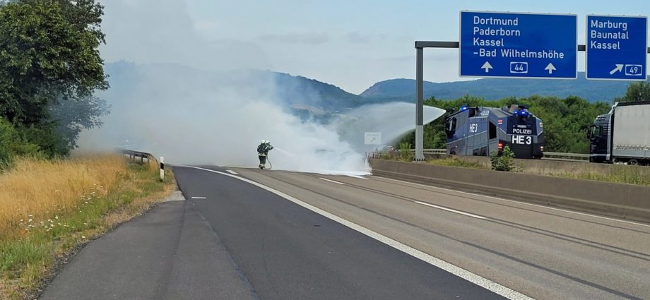 PKW brannte auf A44 – Polizei-Wasserwerfer unterstützte die Löscharbeiten