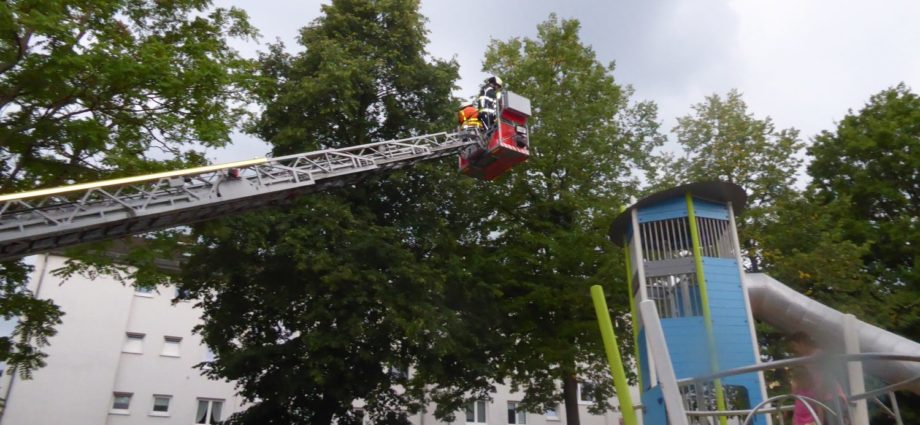 KS: Feuerwehr rettet Kind vom Baum