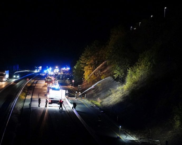 Großeinsatz an der A44 – 200 Einsatzkräfte beim Böschungsbrand