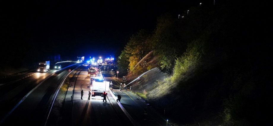 Großeinsatz an der A44 – 200 Einsatzkräfte beim Böschungsbrand
