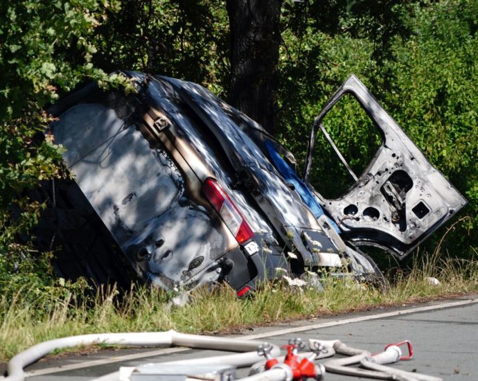 B83: Transporter brennt nach Unfall aus – 19-Jähriger Fahrer kommt ums Leben