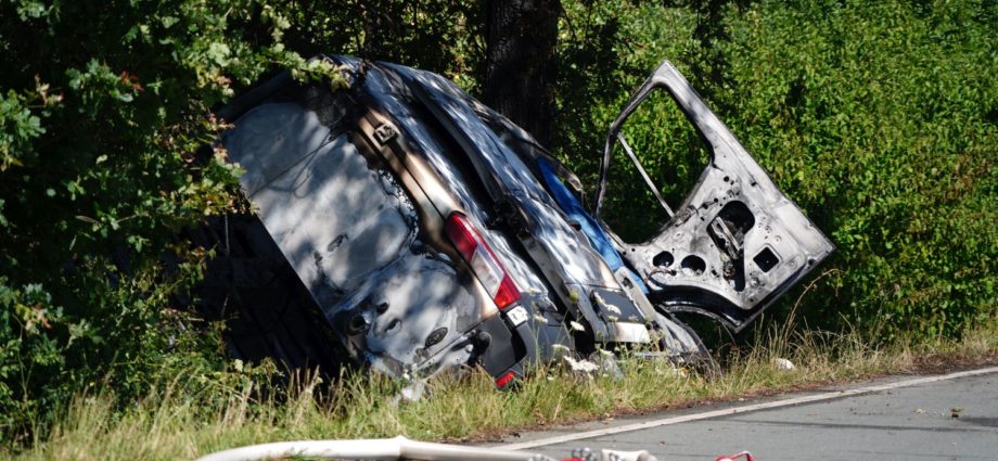 B83: Transporter brennt nach Unfall aus – 19-Jähriger Fahrer kommt ums Leben