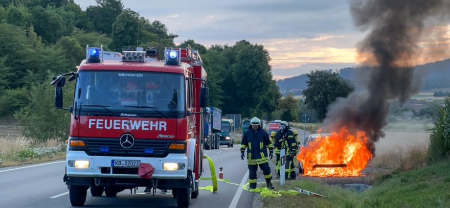 PKW brannte zwischen Volkmarsen und Wetterburg