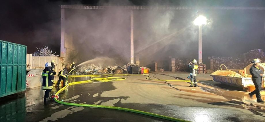 Müllhaufen brannte im Bad Wildunger Entsorgungsbetrieb
