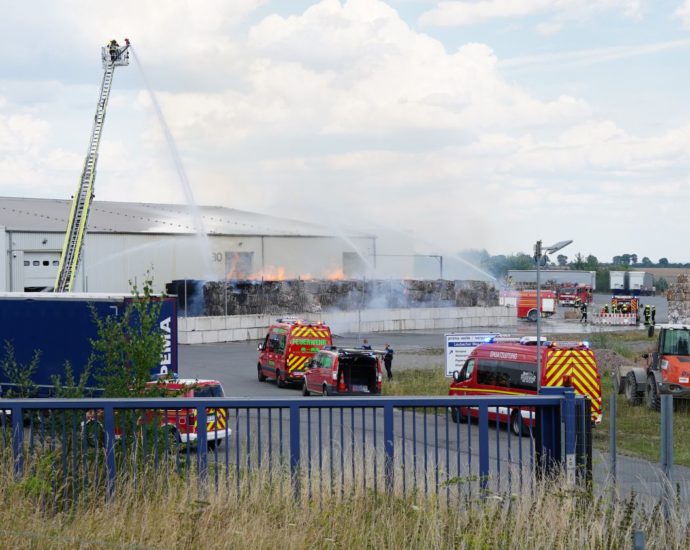 Brand in Diemelstadt – Rund 100 Papierballen brannten an Halle (VIDEO)