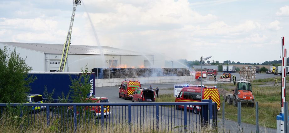 Brand in Diemelstadt – Rund 100 Papierballen brannten an Halle (VIDEO)