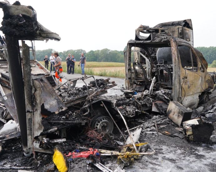 Auf Alarmfahrt: Rettungswagen kracht in LKW und geriet in Vollbrand bei Felsberg (Video)